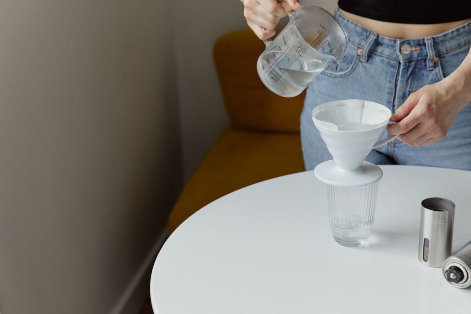 高齢の親が水分補給を忘れるのが心配…離れて暮らす家族ができる工夫